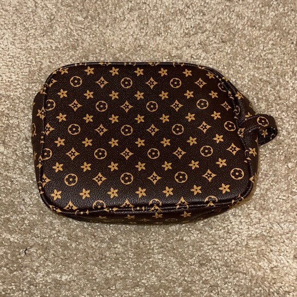 𝑰𝒏𝒔𝒑𝒊𝒓𝒆𝒅 𝑳𝑽 𝒎𝒂𝒌𝒆𝒖𝒑 𝑩𝑨𝑮 - Picture 1 of 3